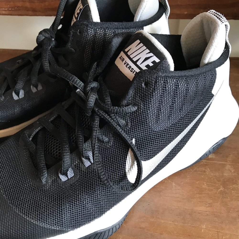 Women’s Nike Air Versitile basketball sneakers